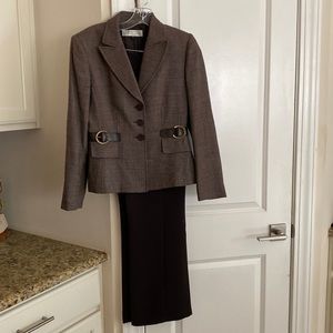 TAHARI 4P Two piece pant suit.  Brown wool.